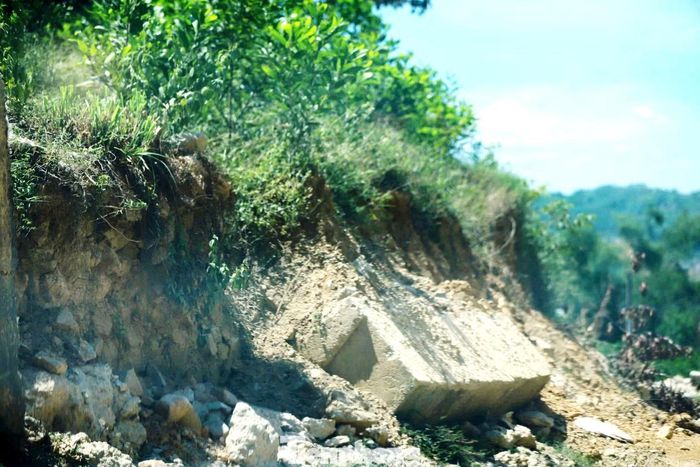 Hệ thống taluy dương và kè bảo vệ bị nứt vỡ do ảnh hưởng mưa lũ cuối năm 2025