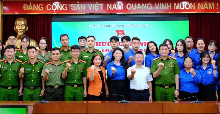 Các đại biểu và thành viên Đội TNXK Vì Nhân dân phục vụ phường Đống Đa tại chương trình. Ảnh: ĐP