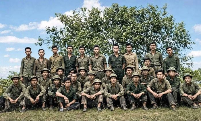 Bức ảnh tập thể được tìm thấy (trên) và sau khi phục dựng (dưới). Ảnh: ĐVCC