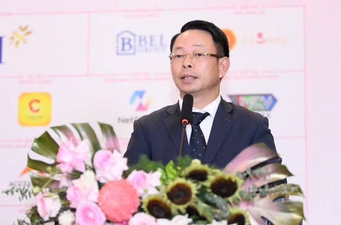 Nhà báo Phùng Công Sưởng - Tổng Biên tập Báo Tiền Phong, Trưởng Ban tổ chức Hoa hậu Việt Nam 2026 bày tỏ trân quý sự dũng cảm, vượt khỏi vùng an toàn của các thí sinh. Ảnh: Như Ý.