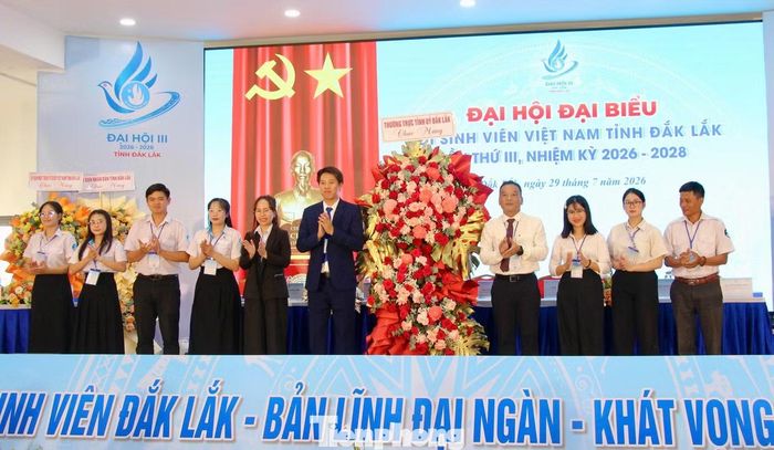 Đại diện lãnh đạo tỉnh ủy tặng lẵng hoa chúc mừng đại hội.
