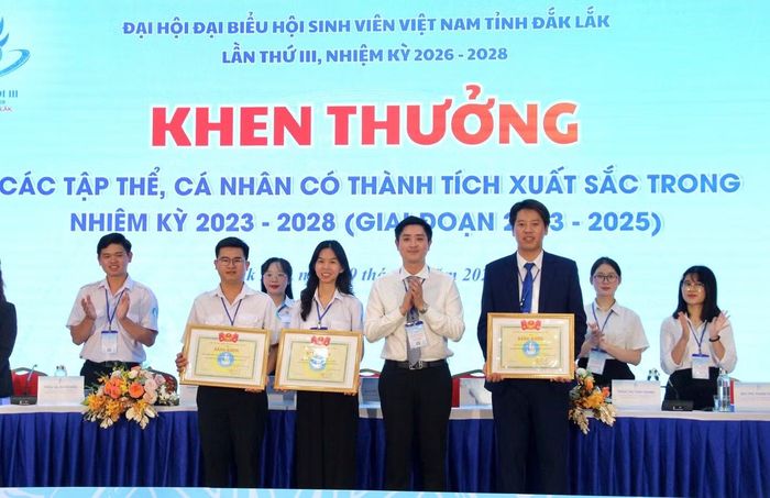 Trung ương Hội Sinh viên Việt Nam tặng bằng khen cho các tập thể, cá nhân.
