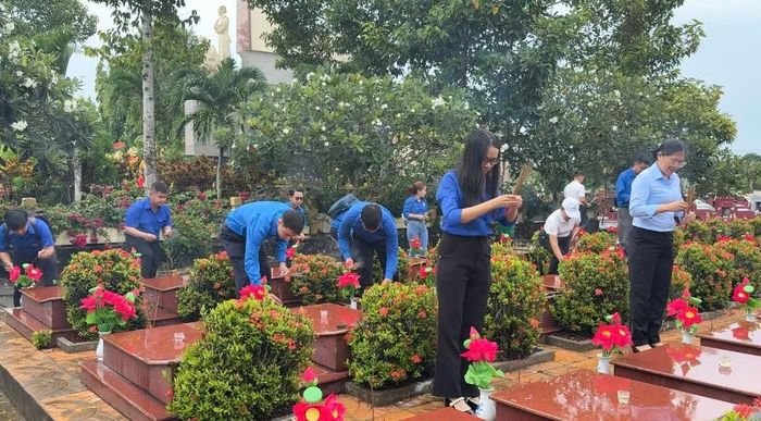 Đoàn Petromekong dâng hương tại Nghĩa trang liệt sĩ.