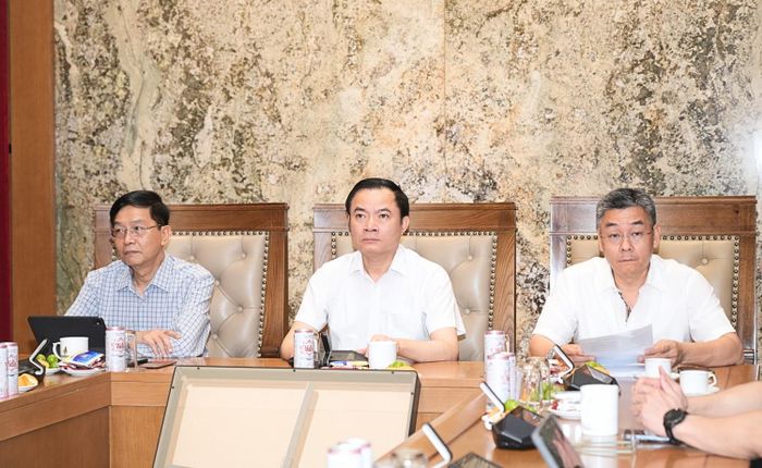 Đồng chí Lê Ngọc Sơn, Bí thư Đảng ủy, Chủ tịch HĐTV Petrovietnam; đồng chí Lê Mạnh Cường, Phó Bí thư Đảng ủy, Tổng Giám đốc Petrovietnam và đồng chí Trần Quang Dũng, Phó Bí thư Thường trực Đảng ủy Petrovietnam tham dự Hội nghị tại điểm cầu trụ sở Petrovietnam.