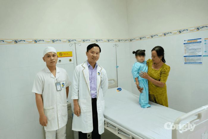 Bác sĩ thăm khám cho bệnh nhi.