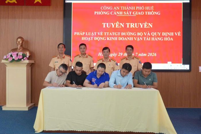Các doanh nghiệp ký cam kết về trật tự, an toàn giao thông đường bộ và hoạt động vận tải đường bộ cho các doanh nghiệp kinh doanh vận tải.