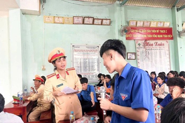 Tuyên truyền, giáo dục pháp luật về TTATGT cho thanh thiếu niên tại xã Chư Sê.