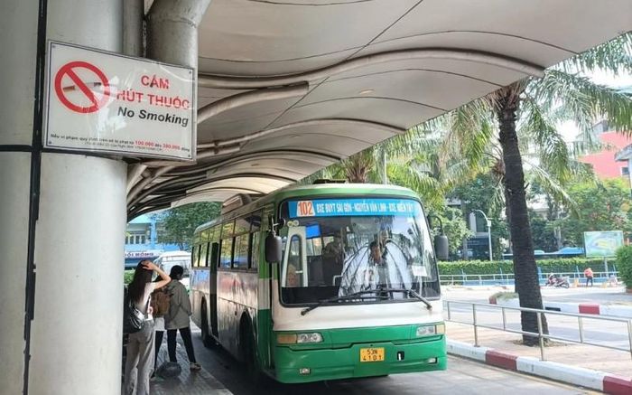 Không chỉ dừng lại ở các biển cấm tĩnh, các bến xe cần phát loa phát thanh định kỳ, trình chiếu video ngắn về tác hại của khói thuốc lá thụ động tại các màn hình lớn