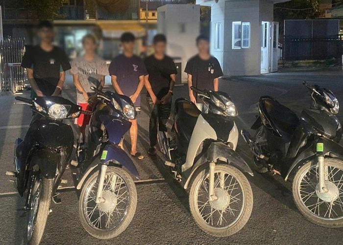 Nhóm đối tượng cùng 4 chiếc xe máy bị trộm cắp tại cơ quan Công an. (Ảnh: CAHY).