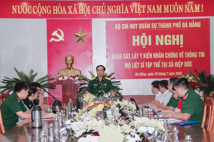Đại tá Đỗ Nguyên Hoài, Phó Chính ủy Bộ CHQS TP. Đà Nẵng chủ trì hội nghị khảo sát, lấy ý kiến nhân chứng nhằm xác minh thông tin về 17 hài cốt nghi là liệt sĩ tại xã Hiệp Đức.