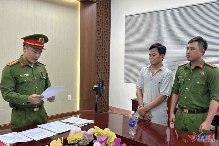 Bị can Hoàng Văn Thanh nghe đọc lệnh khởi tố. Ảnh: SĐ
