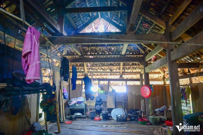 Bên trong ngôi nhà vợ chồng ông Phong đang ở. Ảnh: Lê Dương