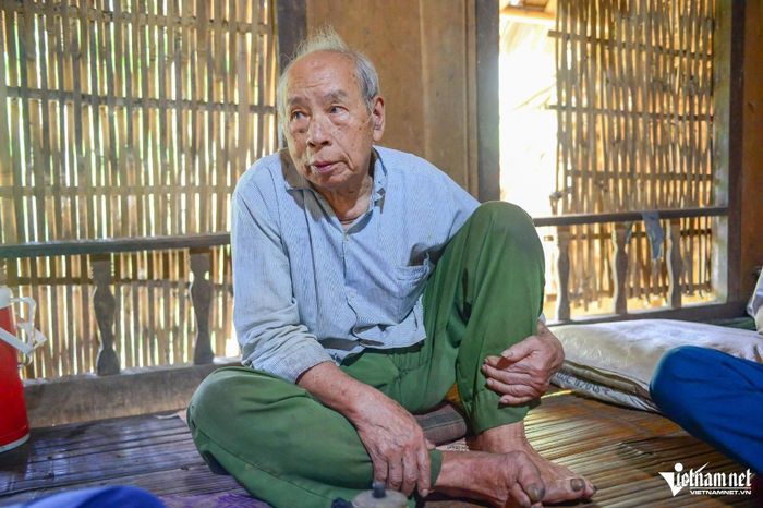 Hai chân của ông Phong bị bại liệt không thể đi lại được. Ảnh: Lê Dương