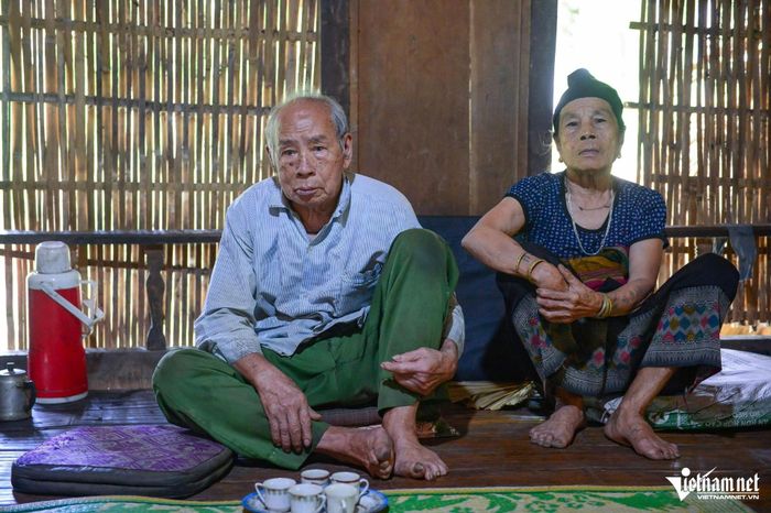 Hai ông bà ở tuổi xế chiều mong có một ngôi nhà đàng hoàng để thờ cúng em trai. Ảnh: Lê Dương