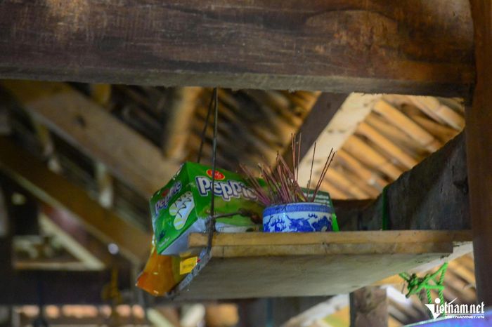 Bàn thờ, nơi thờ cúng liệt sĩ Vi Văn Ân 