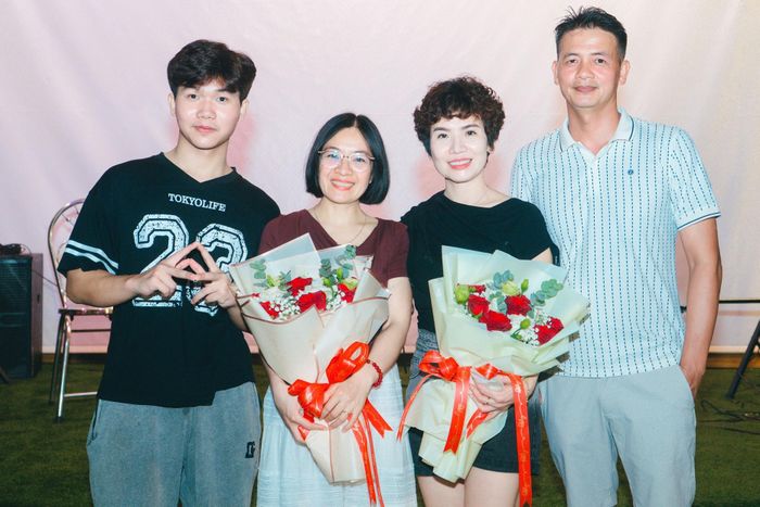 Từ trái sang, Nguyễn Huy Quang Minh cùng cô giáo chủ nhiệm Nguyễn Thị Thương và bố mẹ em. Ảnh: NVCC
