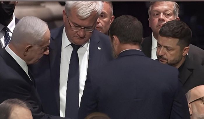 Thủ tướng Israel Netanyahu trò chuyện với Tổng thống Ukraine Zelensky tại lễ tang. Ảnh: CGTN