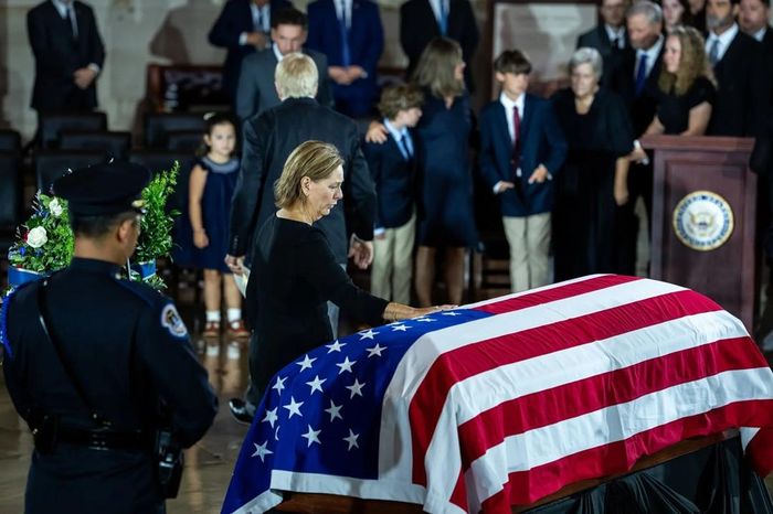 Bà Darline Graham, em gái ông Lindsey Graham, bên linh cữu của anh trai. Ảnh: NYT