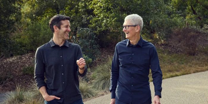 CEO Apple Tim Cook (phải) và người sắp kế nhiệm ông, John Ternus. Ảnh: Apple