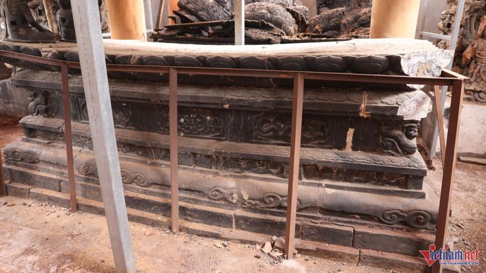 Bảo vật quốc gia Bàn thờ Phật bằng đá hoa sen bị hư hỏng được gia cố bằng khung sắt.