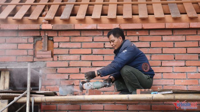 Công nhân đang thi công xây tường tòa Tam bảo. 