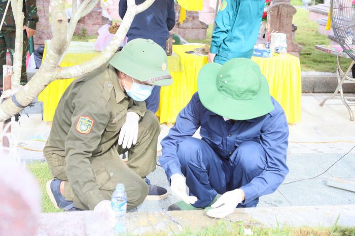 Lực lượng chức năng thu nhận mẫu ADN đối với các phần mộ liệt sĩ. Ảnh: H.Thoa