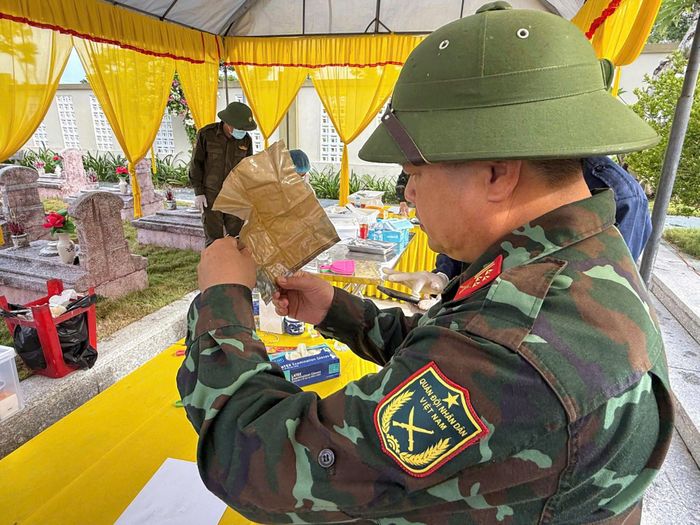 Lực lượng chức năng thận trọng xử lý từng di vật. Ảnh: H.Thoa