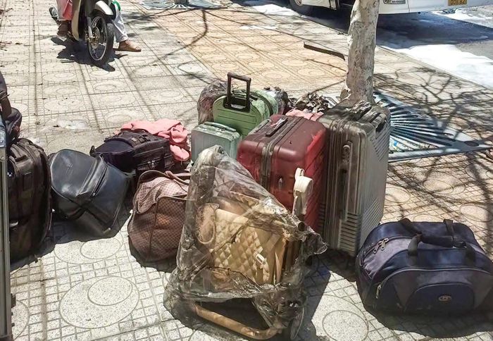Nhiều hành lý của khách trong xe được đưa ra ngoài, ám đen. Ảnh: Hữu Ngọc