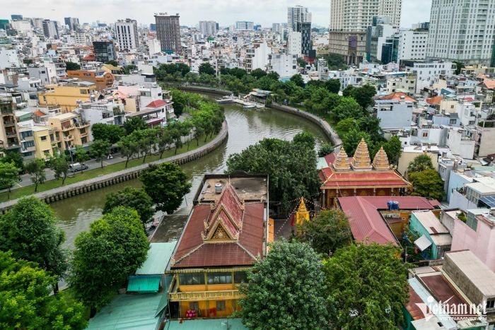Chùa Chantarangsay hay còn có tên gọi khác là chùa Candaransi, TPHCM là ngôi chùa Phật giáo Nam tông Khmer đầu tiên được xây dựng tại vùng Sài Gòn - Gia Định xưa.