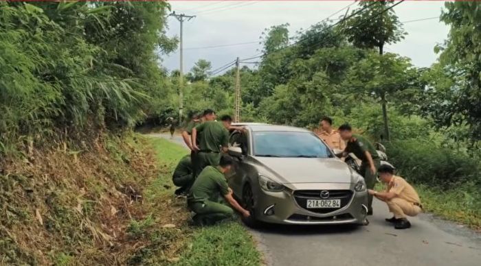 Lực lượng công an phối hợp truy bắt Trần Văn Tam sau khi đối tượng lái xe ô tô tăng tốc bỏ chạy suốt 10km. Ảnh: CACC