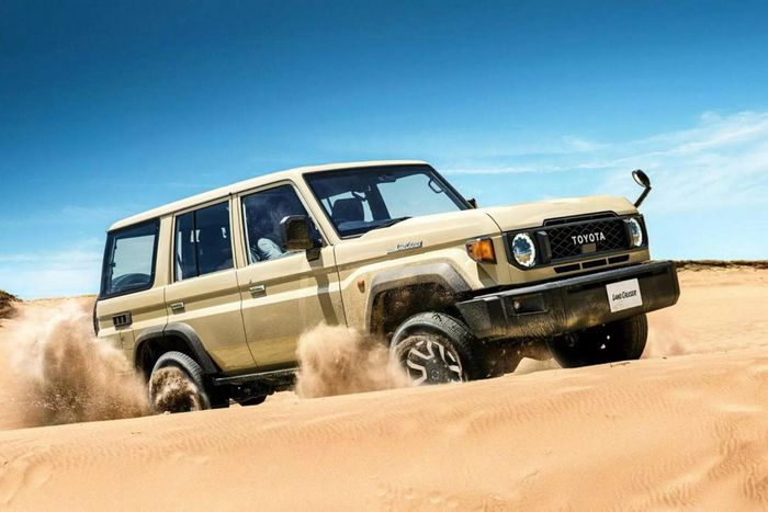 Dù Land Cruiser J70 là một mẫu xe ra đời 40 năm trước nhưng nhiều khách hàng vẫn ưa chuộng và Toyota vẫn phải sản xuất lại để phục vụ nhu cầu. Ảnh: Toyota