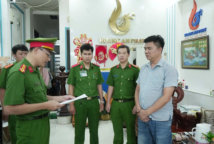 Cơ quan CSĐT tống đạt các quyết định tố tụng đối với bị can Quí. Ảnh: CACC