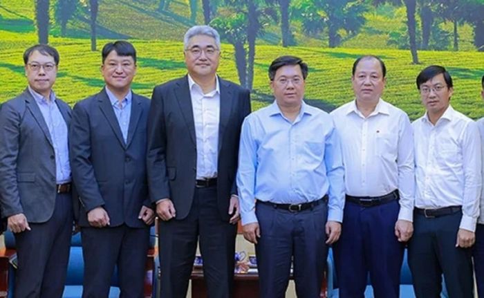 Chủ tịch UBND tỉnh Phú Thọ Trần Duy Đông cùng các đại biểu chụp ảnh lưu niệm với lãnh đạo Tập đoàn SK. Ảnh: Báo Phú Thọ