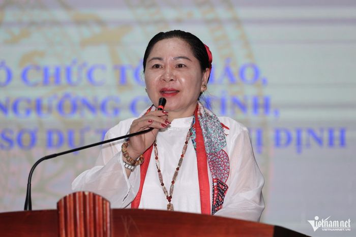 Nghệ nhân Phạm Thị Oanh - Thủ nhang Đền Bảo Long, xóm Phương Đông, xã Hải Hưng, tỉnh Ninh Bình góp ý tại hội thảo. Ảnh: Lê Anh Dũng