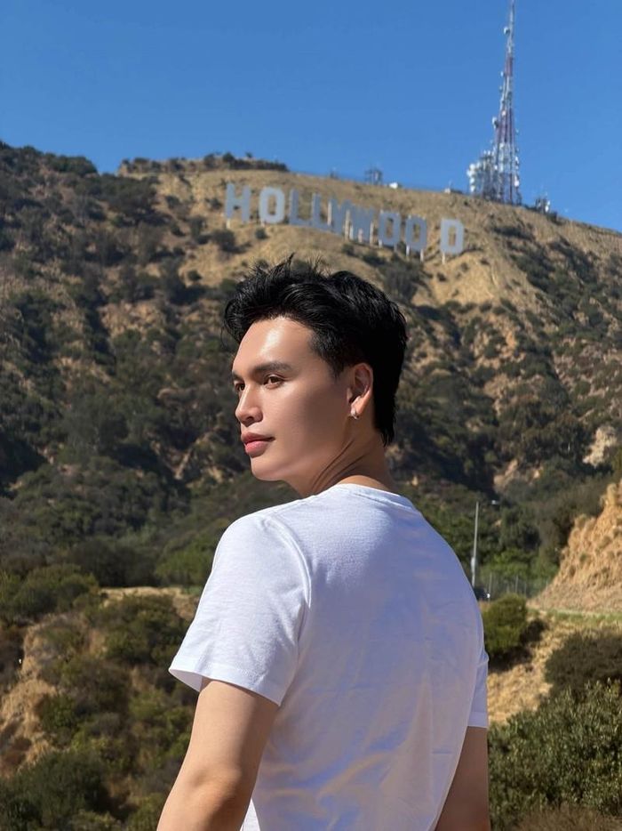 Ca sĩ Nguyễn Trần Trung Quân cập nhật loạt hình ảnh trong một ngày dạo chơi tại Los Angeles, Mỹ.