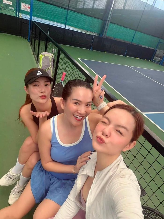 Anh Thơ - bà xã người mẫu Bình Minh - tranh thủ tập luyện cùng Phạm Quỳnh Anh và Đông Nhi ngay trước giờ ra sân bay, hài hước chia sẻ phải canh thời gian chính xác để không lỡ chuyến bay.