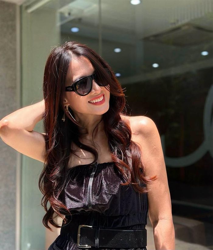 Siêu mẫu Anh Thư bày tỏ luôn chọn lối sống đơn giản, thật thà dù đôi khi vụng về trong ứng xử, đồng thời đặt câu hỏi dí dỏm với người hâm mộ về việc có nên thay đổi.