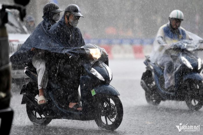 Nhiều nơi trên cả nước có mưa giông. Ảnh: Hoàng Minh
