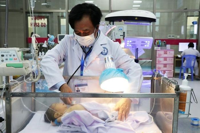 Anh hùng Lao động, Thầy thuốc Nhân dân, Giáo sư, Tiến sĩ, Bác sĩ Tạ Văn Trầm, Giám đốc Bệnh viện Đa khoa Tiền Giang là chuyên gia đầu ngành trong lĩnh vực nhi khoa.