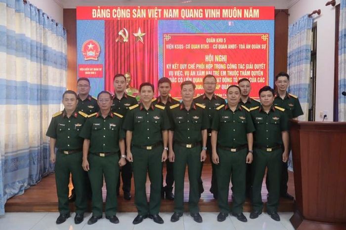  Đại biểu tham dự Hội nghị ký kết Quy chế chụp ảnh lưu niệm.