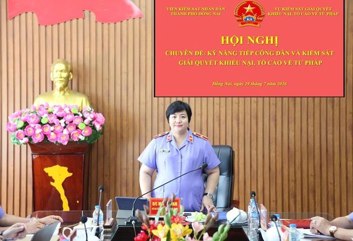 Đồng chí Mai Thị Nam, Kiểm sát viên cao cấp, Vụ trưởng Vụ 12 phát biểu chỉ đạo tại Hội nghị.