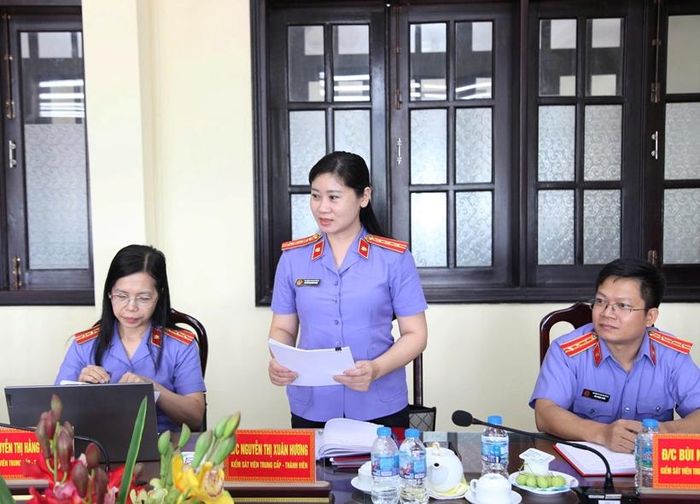 Đồng chí Nguyễn Thị Xuân Hương - KSV Trung cấp, công chức Vụ 12 phát biểu.