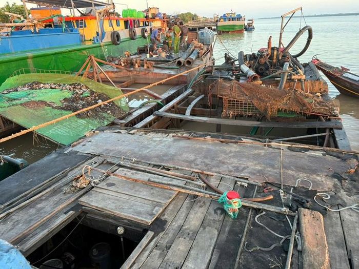 Hai ghe gỗ khai thác cát trái phép tại thủy phận xã Bình Đại. (Ảnh:CA)