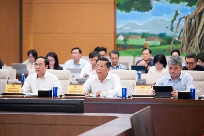  Các đại biểu tham dự phiên họp.