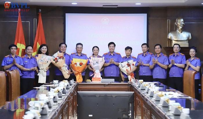 Đồng chí Nguyễn Quang Dũng, Phó Viện trưởng VKSND tối cao, đại diện lãnh đạo Đảng ủy và lãnh đạo một số đơn vị thuộc VKSND tối cao tặng hoa chúc mừng các đồng chí công chức chuẩn bị về hưu.