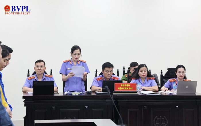 Các Kiểm sát viên VKSND TP Hà Nội thực hành quyền công tố và kiểm sát xét xử tại phiên tòa.
