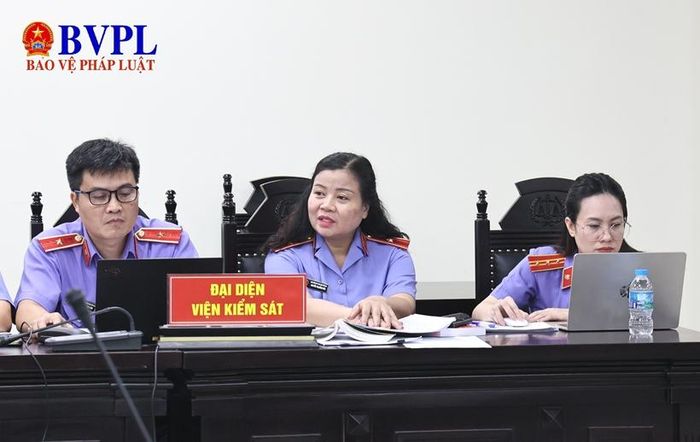 Đại diện Viện kiểm sát tham gia xét hỏi các bị cáo.