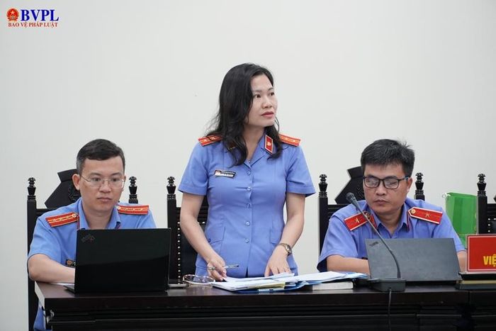 Đại diện Viện kiểm sát đối đáp quan điểm bào chữa của các luật sư.