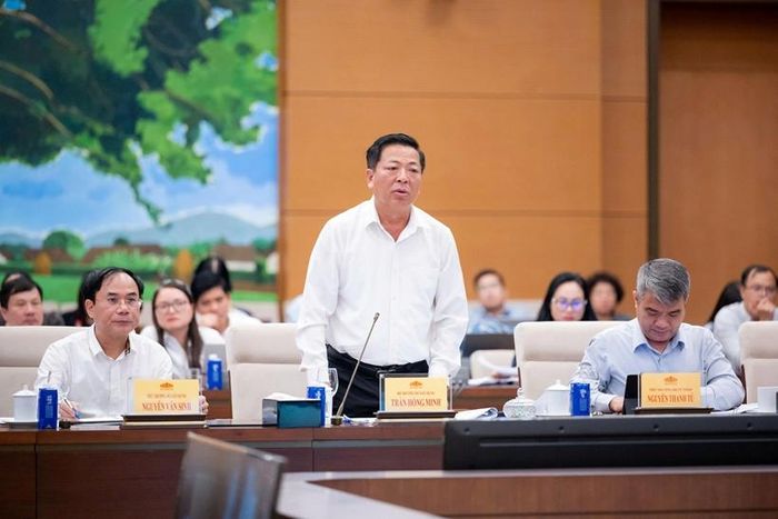  Bộ trưởng Bộ Xây dựng Trần Hồng Minh trình bày Tờ trình (Ảnh: CTTĐT Quốc hội).