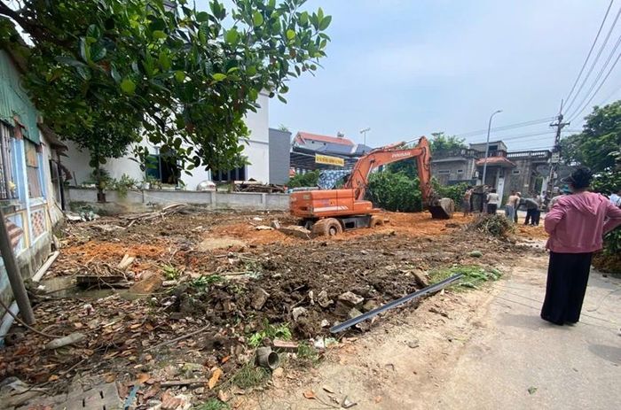 Tiến hành cưỡng chế tháo gỡ tài sản và bàn giao quyền sử dụng đất.